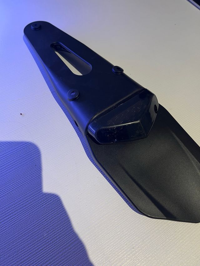 Portamatrículas corto luz roja/negra ahumada