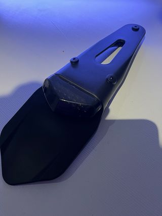 Portamatrículas corto luz roja/negra ahumada