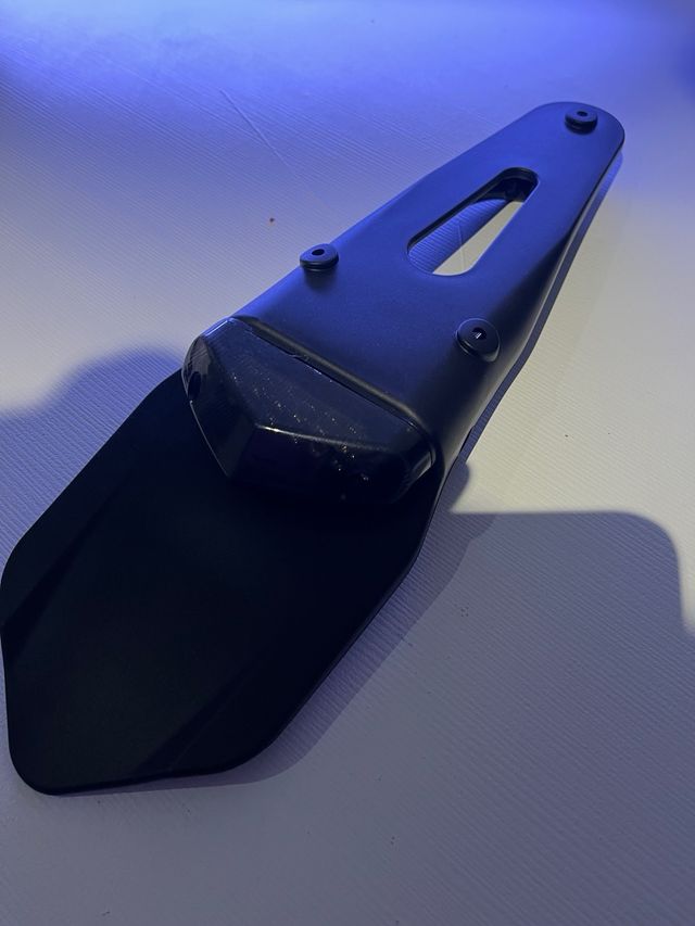 Portamatrículas corto luz roja/negra ahumada