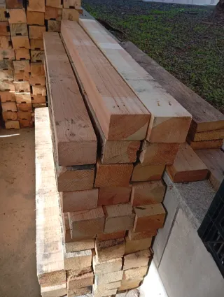 Listones, vigas, palets. Tablas, puntales de mader