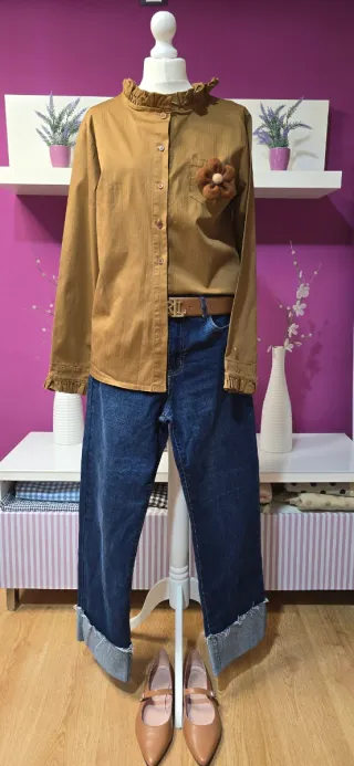 Camisa camel cuello y puños de tablitas