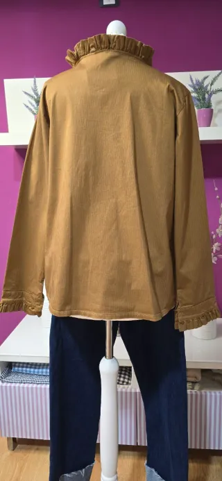 Camisa camel cuello y puños de tablitas