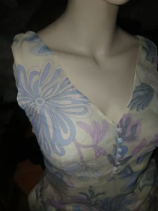 Vestido floral beige y multicolor