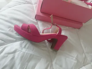 Vendo Botas de ante,y sandalias todas juntas 30 €