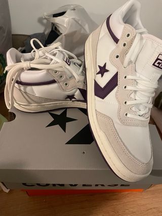 Zapatos Converse Blanco y Morado