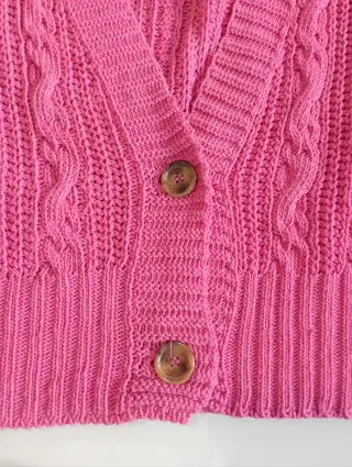 Chaqueta de punto rosa trenzado