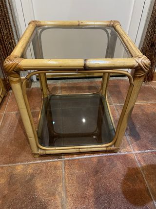 Set di due tavolini ausiliari in vimini e superficie in cristallo