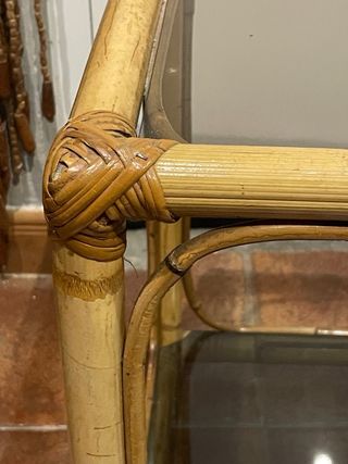 Set di due tavolini ausiliari in vimini e superficie in cristallo