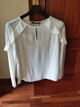 Blusa blanca M con volantes y escote
