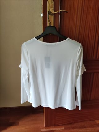 Blusa blanca M con volantes y escote