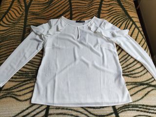 Blusa blanca M con volantes y escote