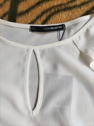 Blusa blanca M con volantes y escote