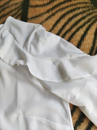 Blusa blanca M con volantes y escote