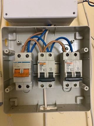 Diferenciales y Magnetotérmicos Merlin Gerin y Sch