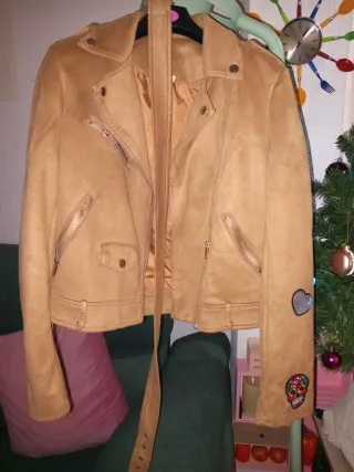 Cazadora efecto ante con parches