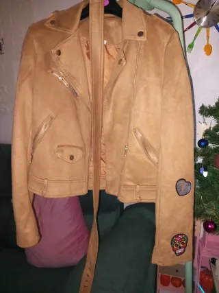 Cazadora efecto ante con parches