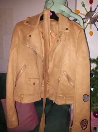 Cazadora efecto ante con parches