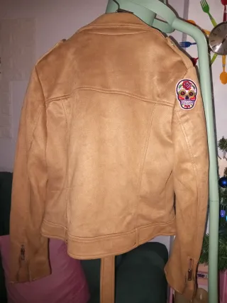 Cazadora efecto ante con parches