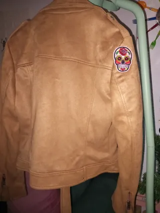 Cazadora efecto ante con parches