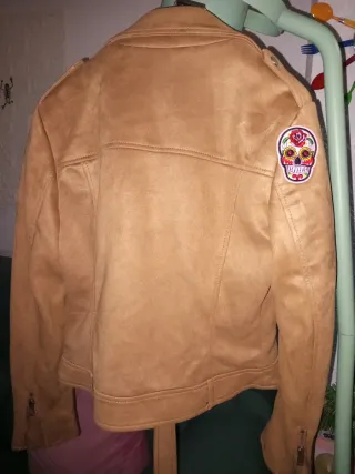 Cazadora efecto ante con parches