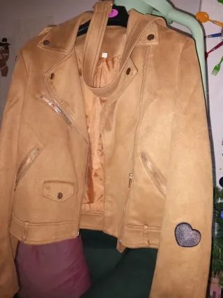 Cazadora efecto ante con parches