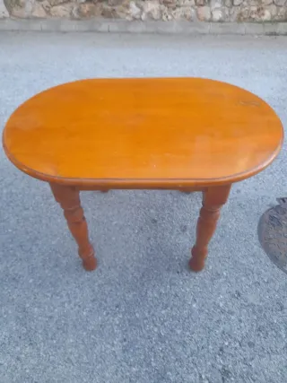 Mesa ovalada de madera maciza