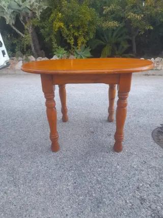 Mesa ovalada de madera maciza