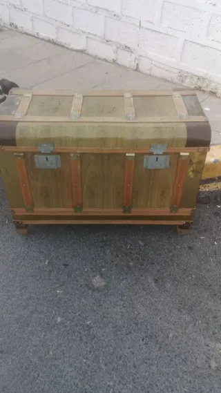 Baúl antiguo de madera y metal