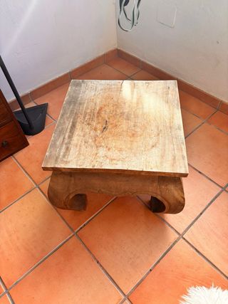 Mesa de madera rústica necesita barnizar