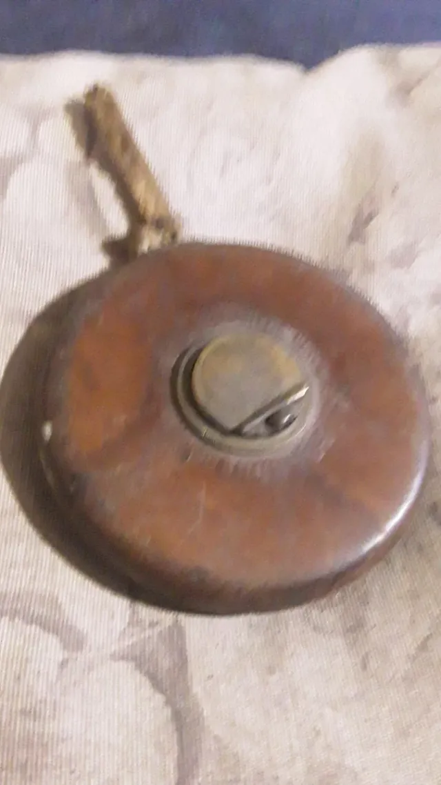 Cinta métrica antigua de madera