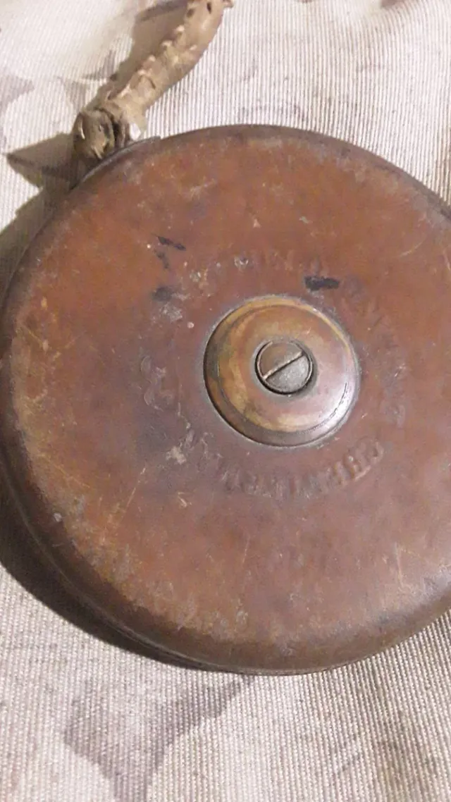 Cinta métrica antigua de madera