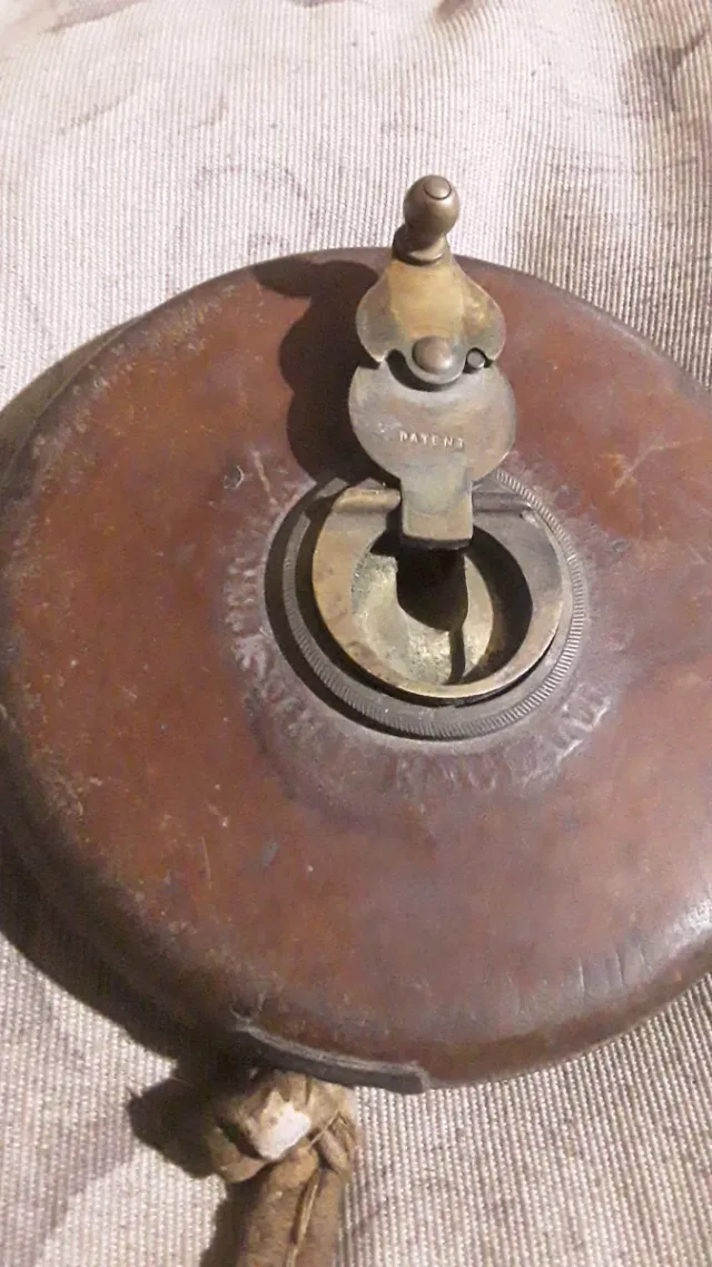 Cinta métrica antigua de madera