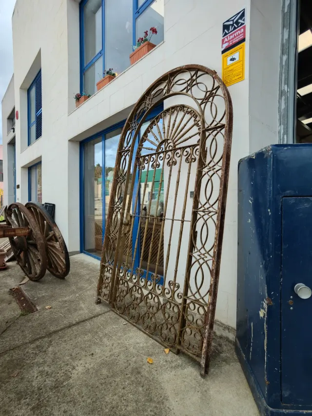 Puerta de hierro forja estilo antiguo