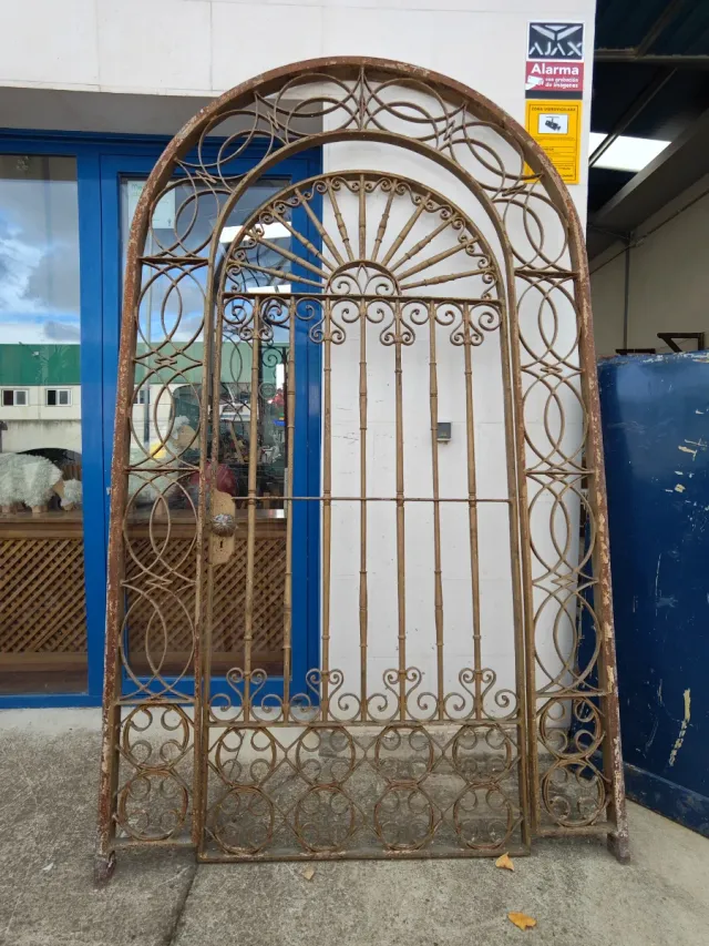 Puerta de hierro forja estilo antiguo