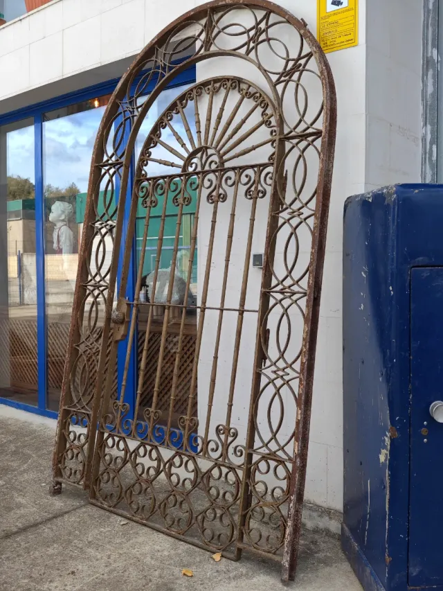 Puerta de hierro forja estilo antiguo