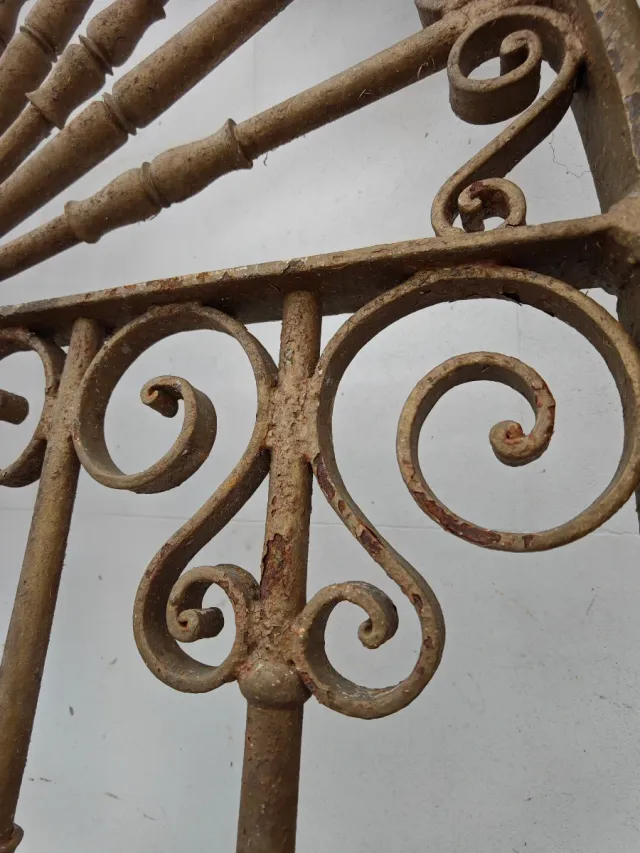 Puerta de hierro forja estilo antiguo