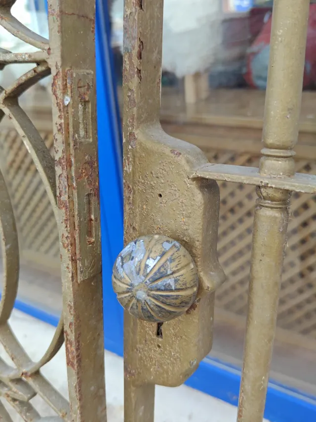 Puerta de hierro forja estilo antiguo