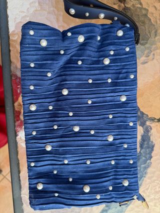 Bolso azul con perlas