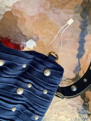 Bolso azul con perlas