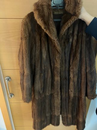 Abrigo de piel marrón talla M-L