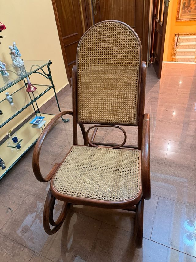 Mecedora de madera y mimbre
