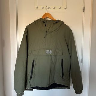 Abrigo verde oliva con capucha