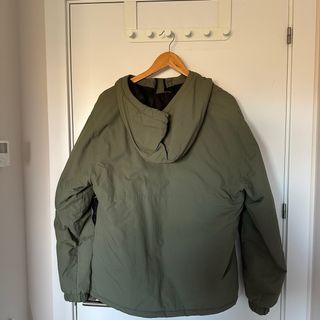 Abrigo verde oliva con capucha