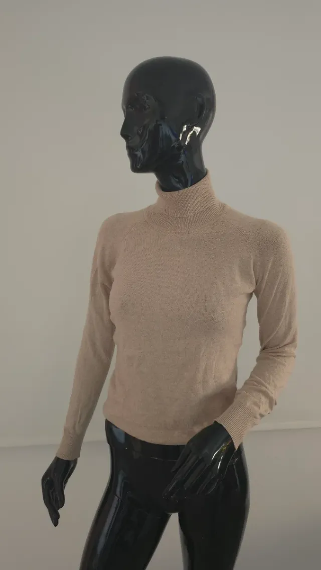 Jersey de punto beige de cuello vuelto