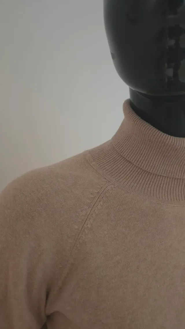 Jersey de punto beige de cuello vuelto