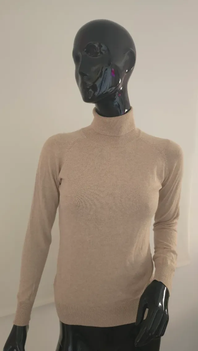Jersey de punto beige de cuello vuelto