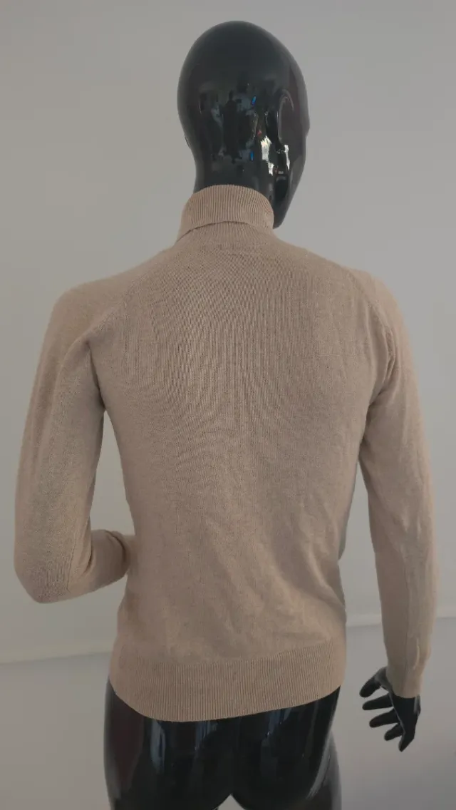 Jersey de punto beige de cuello vuelto