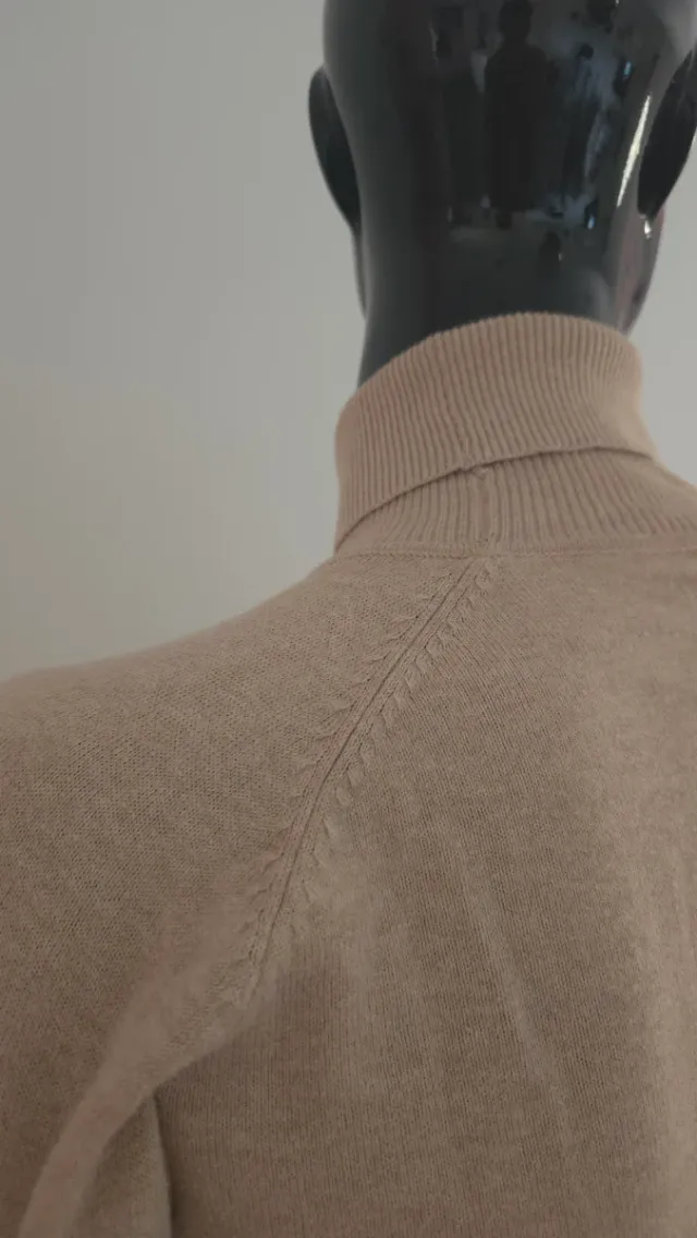 Jersey de punto beige de cuello vuelto