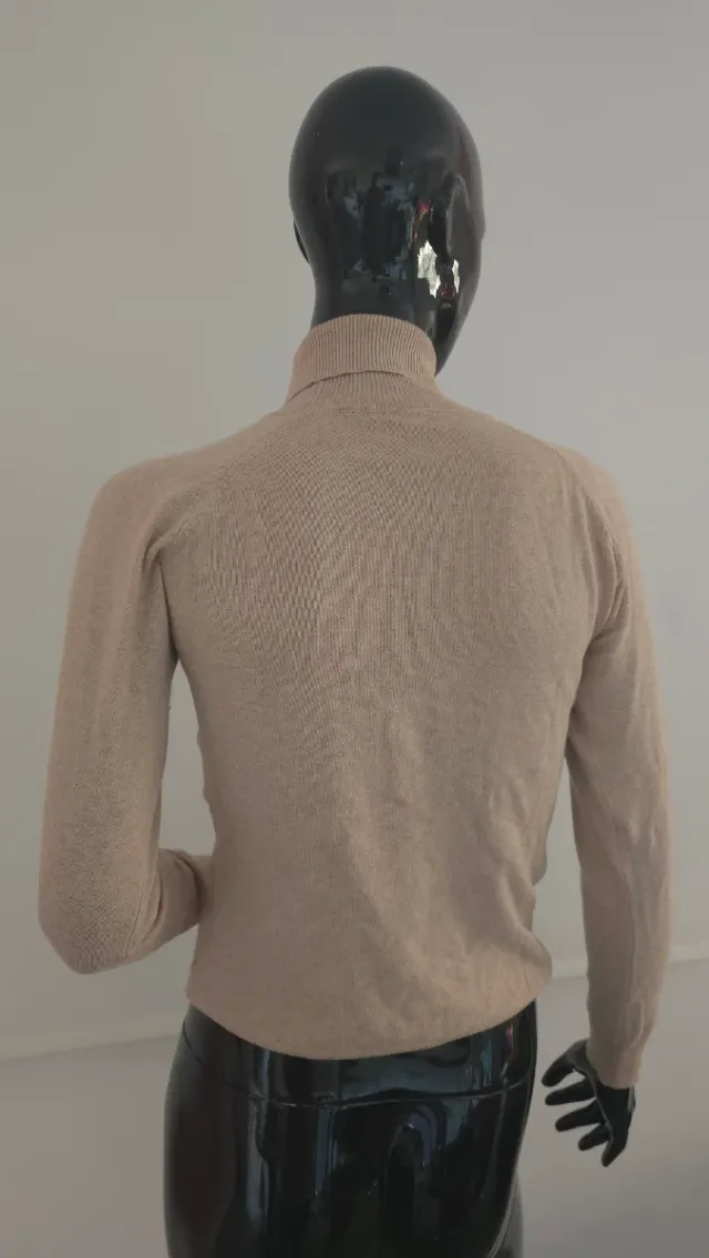 Jersey de punto beige de cuello vuelto