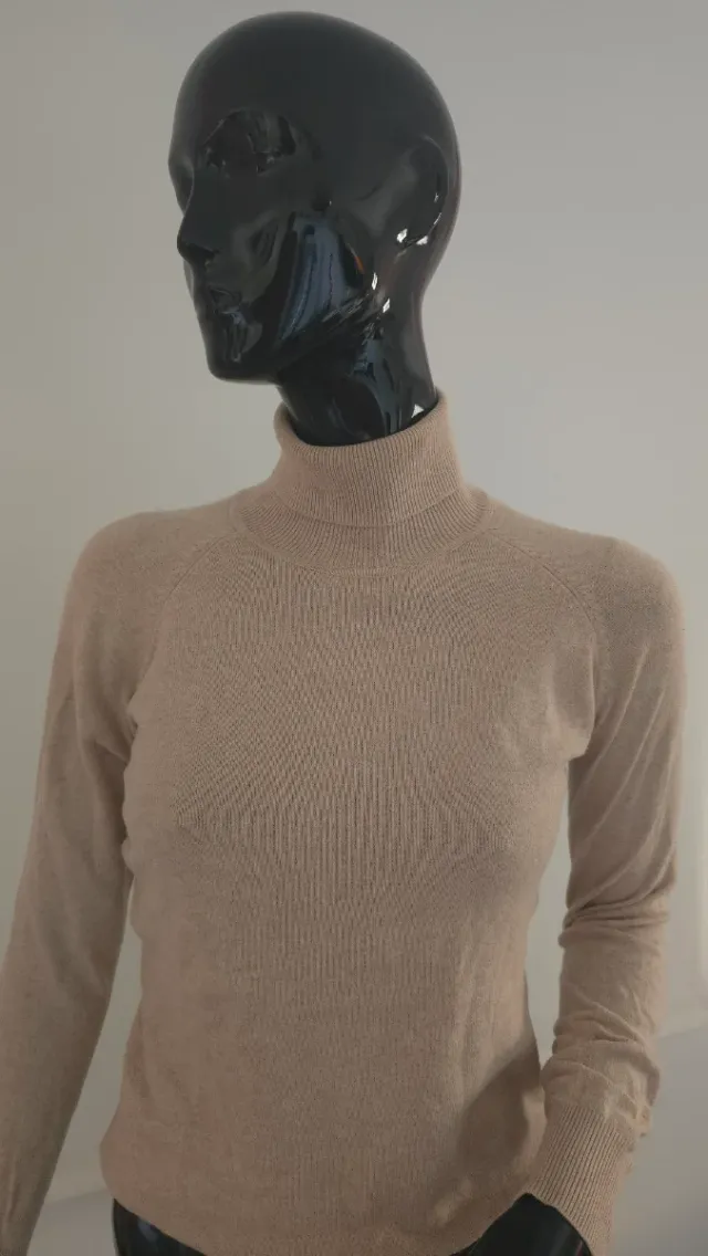 Jersey de punto beige de cuello vuelto